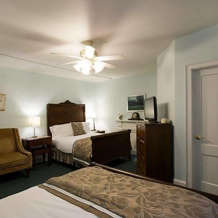 Rogues Harbor Inn Lansing ภายนอก รูปภาพ