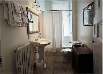 Rogues Harbor Inn Lansing ภายนอก รูปภาพ