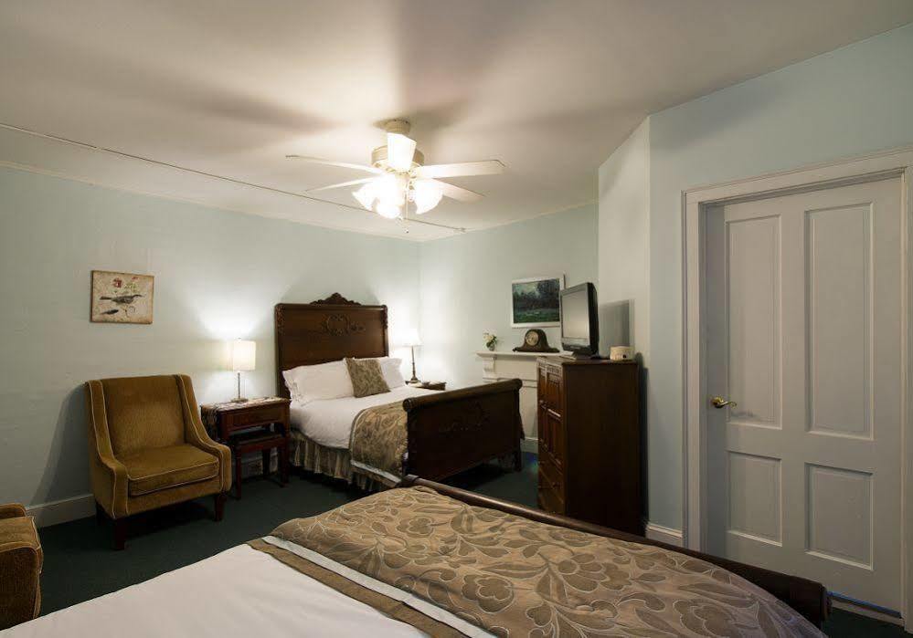 Rogues Harbor Inn Lansing ภายนอก รูปภาพ