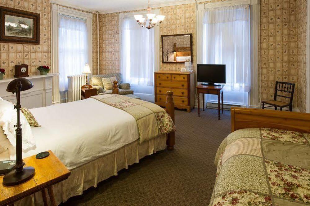 Rogues Harbor Inn Lansing ภายนอก รูปภาพ