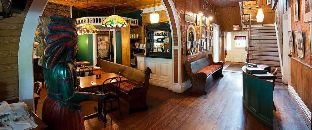 Rogues Harbor Inn Lansing ภายนอก รูปภาพ